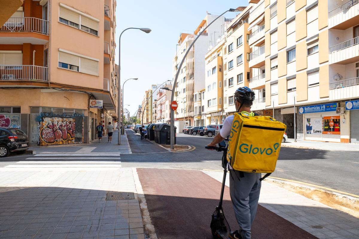 Un repartidor recorre con su patinete el nuevo carril bici de la calle General Ricardo Ortega de Palma