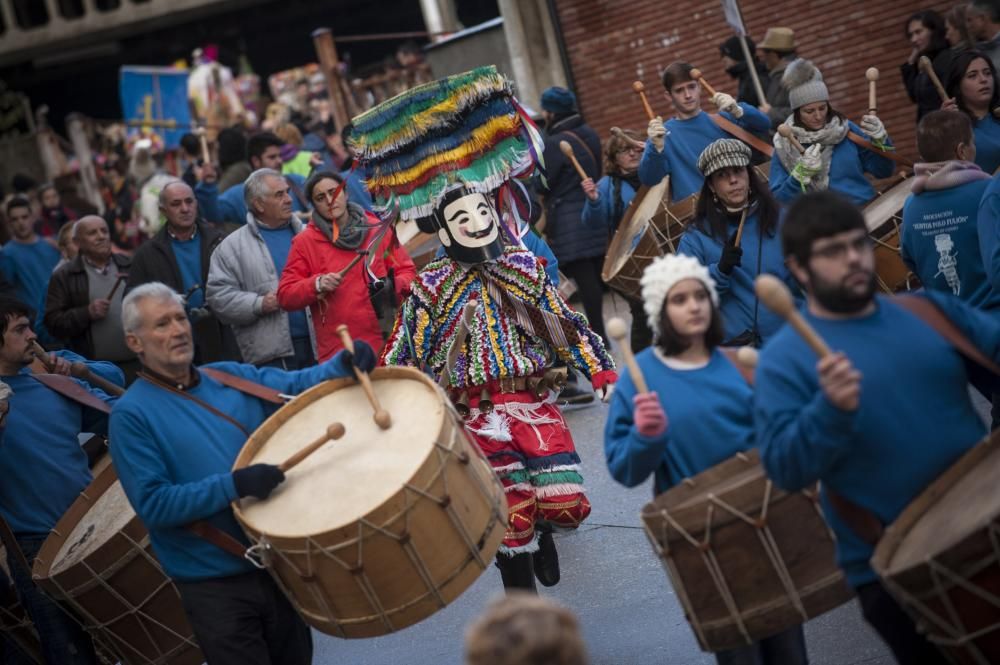 Viana reunió ayer a 39 grupos de carnavales ancestrales y foliones de España y Portugal que hoy repiten "mascarada" en Vilariño