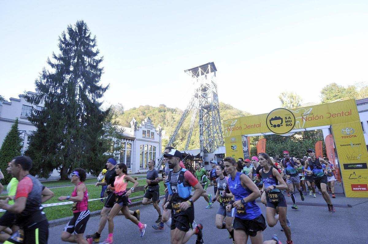 Participantes de una edición anterior de la prueba, junto al castillete del pozo San Luis.