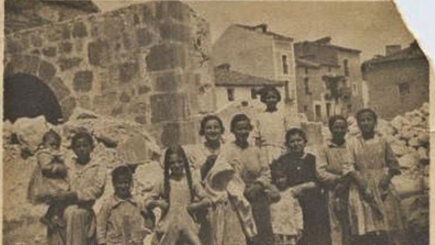 Fotografía de la familia Muyo Juanilla junto a las ruinas de la iglesia. | Cedida
