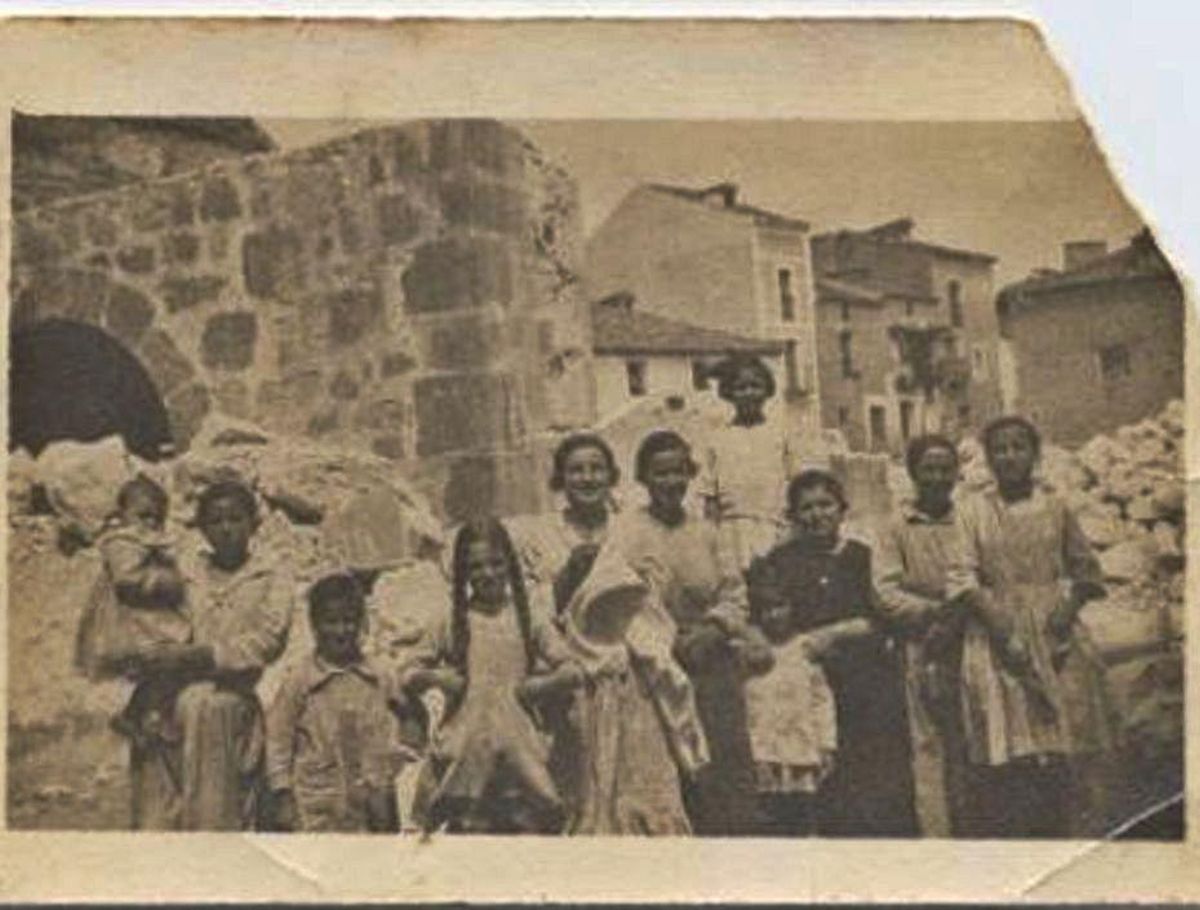 Fotografía de la familia Muyo Juanilla junto a las ruinas de la iglesia. | Cedida