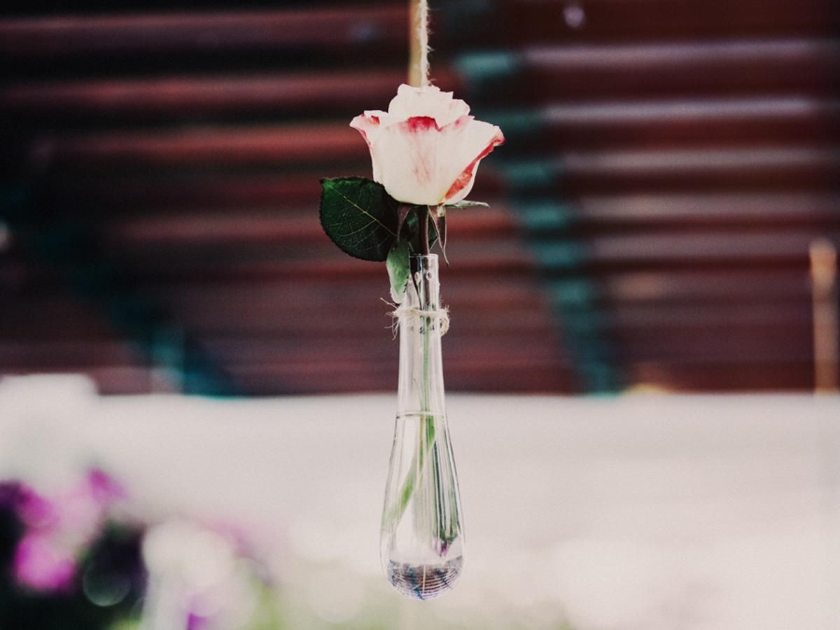 Decoración boda: rosa colgante
