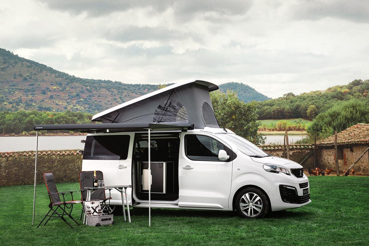 Una furgoneta camperizada.