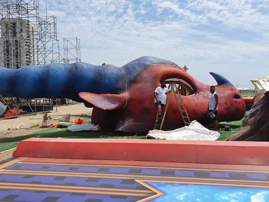 El artista Manolo García "planta" el decorado del festival Medusa