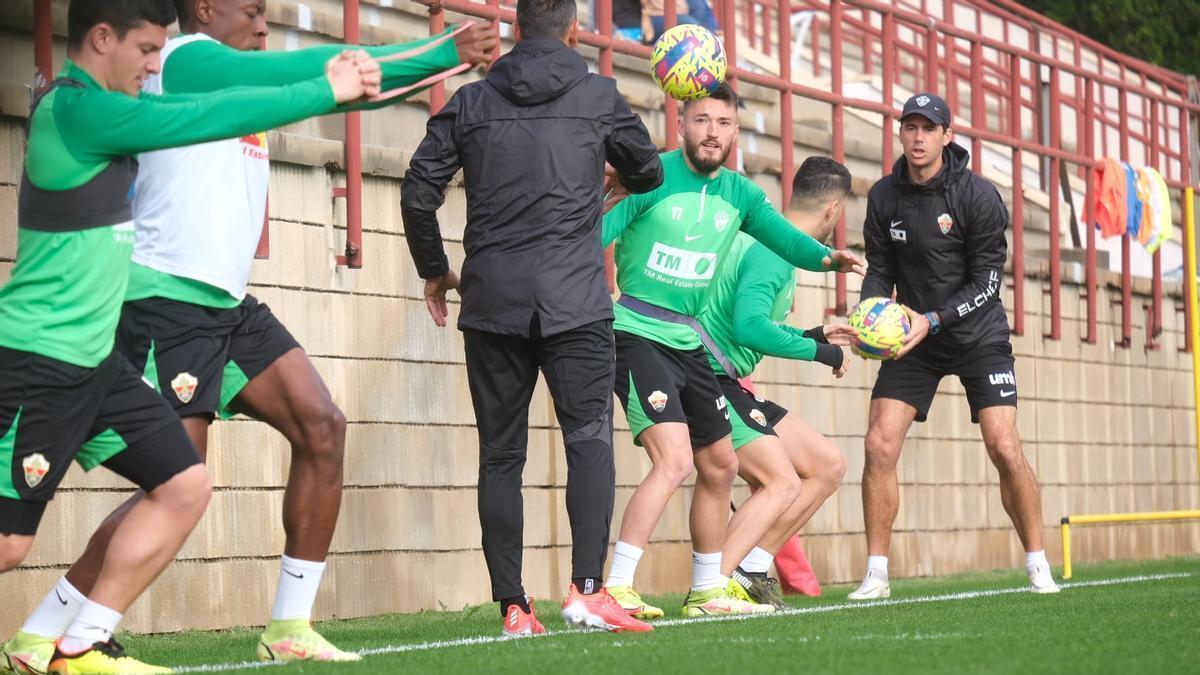 Josan, durante el entrenamiento de este martes, con Helibelton Palacios y Jony Álamo a la derecha