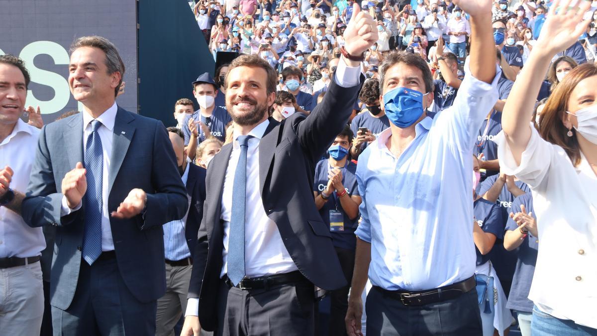 El líder del PP, Pablo Casado, aixeca el polze a la clausura de la convenció política del partit