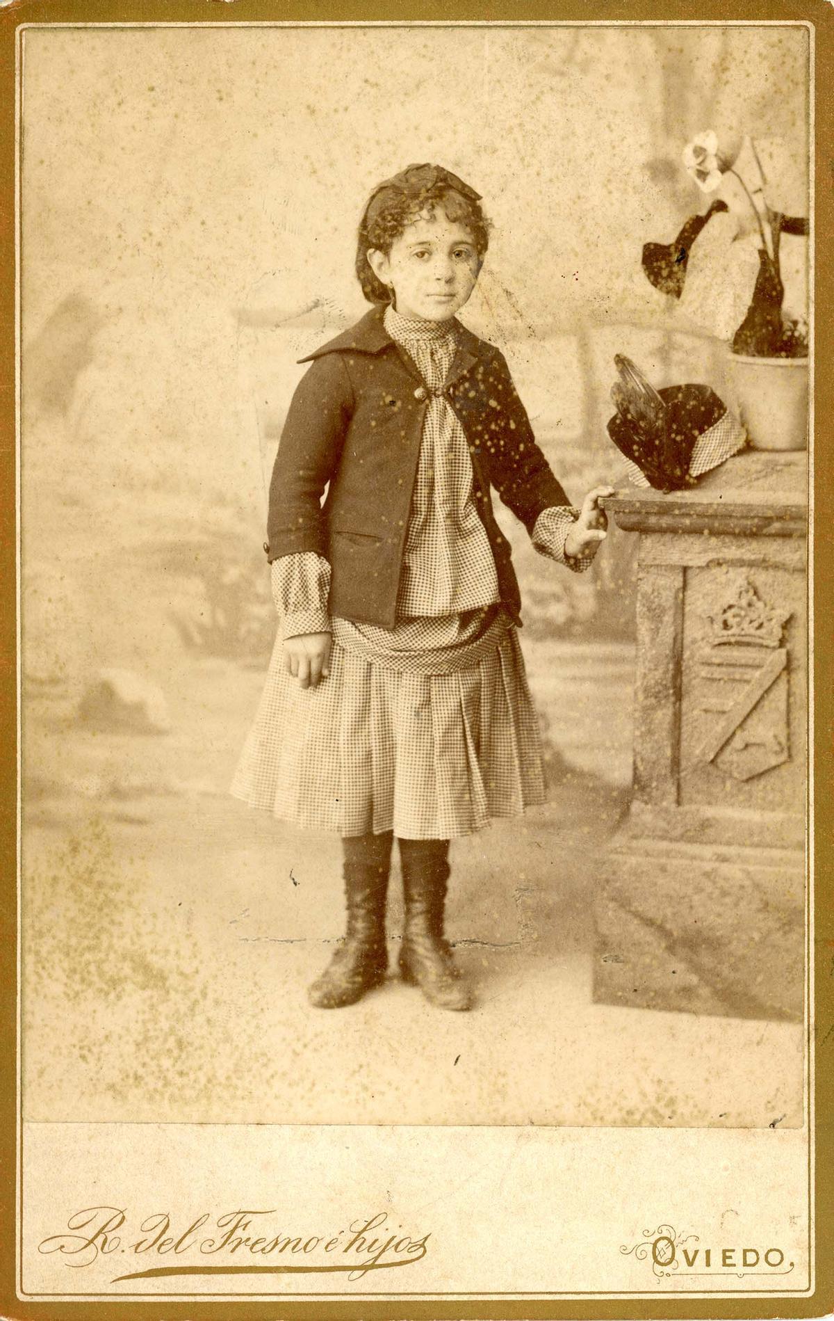 Ramón del Fresno e hijos (Oviedo). Retrato de estudio de una nila, h. 1880 | Donación Jesús Laureano García
