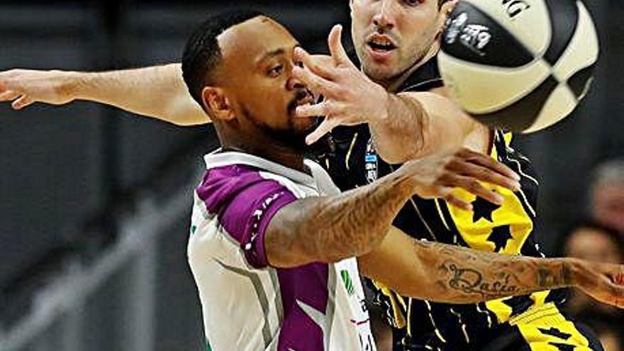 Boatright, del Unicaja, y Bassas, del Iberostar.