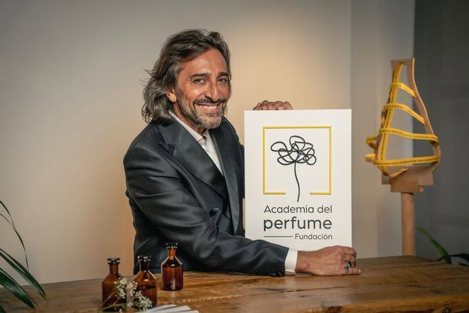 Antonio Carmona, con su título en la Academia del Perfume