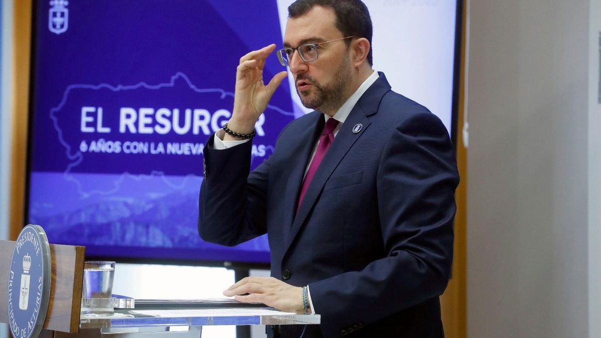 El presidente del Principado, Adrián Barbón, en rueda de prensa.
