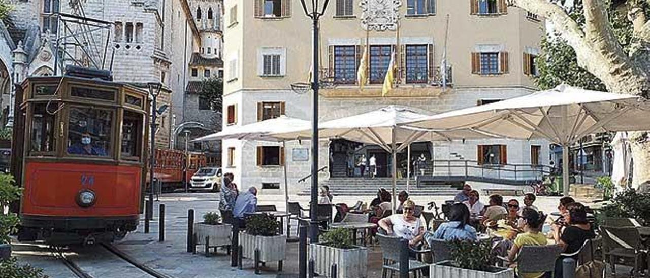 El tranvía, a su paso por la Plaça de la Constitució.