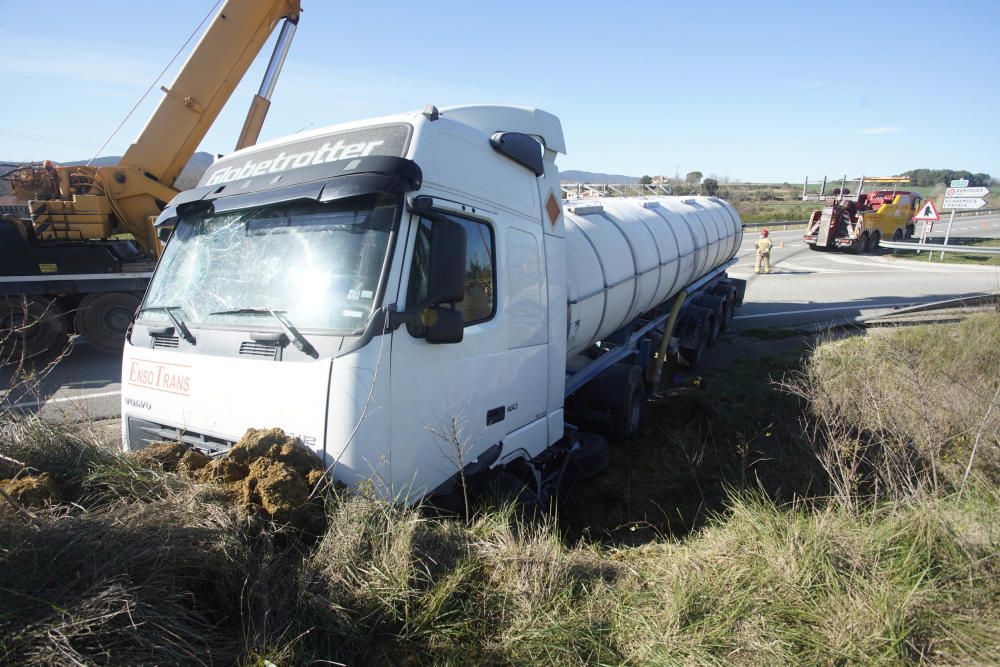 Xoc frontal entre un camió i un cotxe a Cornellà