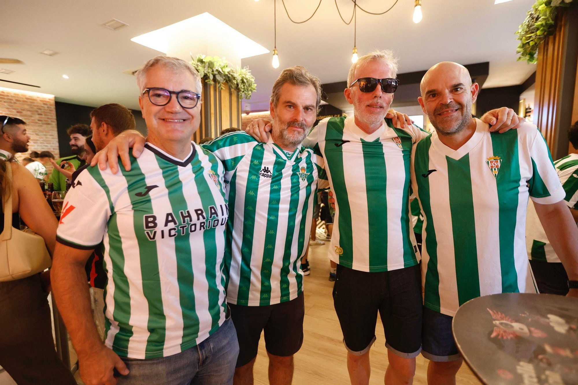 El hermanamiento entre las peñas Las Leyendas del Córdoba CF y la Peña Bética Cultural de Carmona, en imágenes