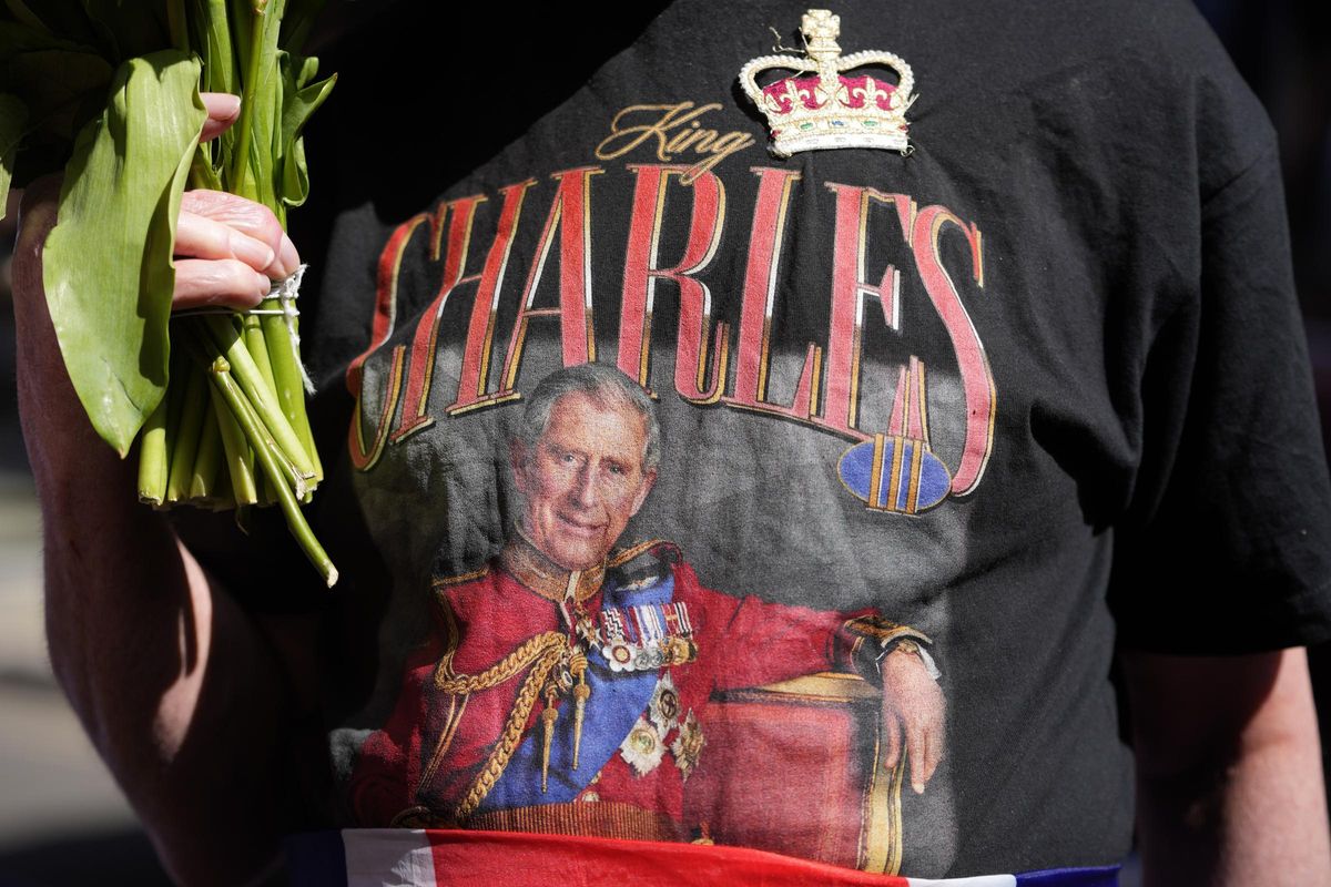 El rey Carlos III y la reina Camilla visitan un centro oncológico en Londres.