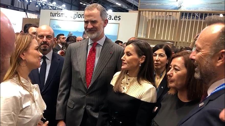 Marga Prohens recibe a los reyes en el estand de Baleares en Fitur