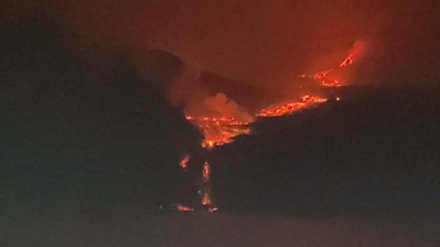 La lava del volcán Tajogaite, en La Palma, por fin llega al mar y crea nubes de gas nocivo