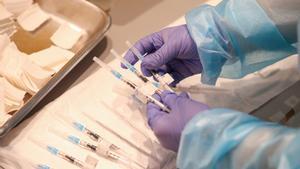 Un sanitario sostiene una de las vacunas de Pfizer contra el covid-19, el 27 de abril del año pasado, en el Hospital de Getafe, en Madrid.