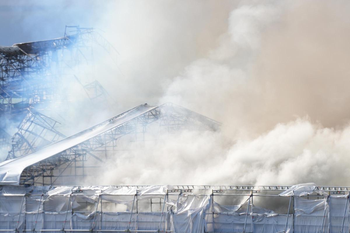 El fuego devora el edificio de la Bolsa de Copenhague