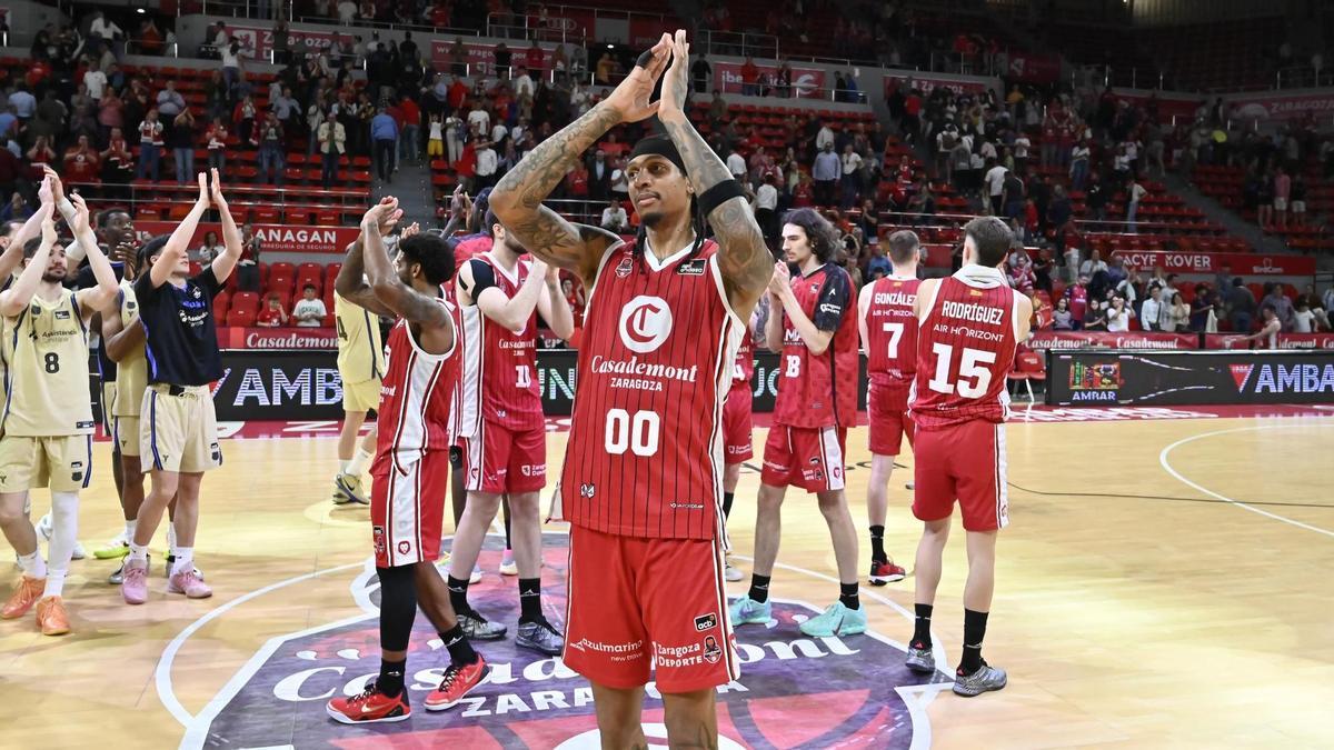 Robinson aplaude a la grada tras el duelo ante el Barça.