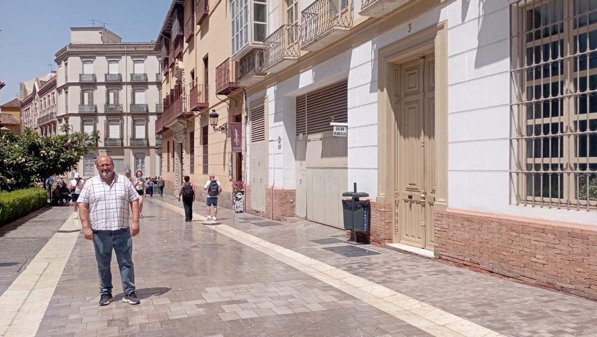 Eduardo García Alfonso en calle Císter, 3, la posible puerta de entrada a la Malaka fenicia, asomada a la playa y al puerto.