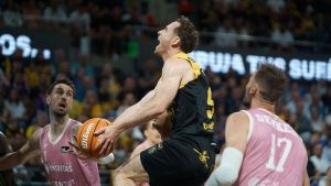 Huertas penetra a canasta en el partido de este lunes ante Tomic y Dekker.