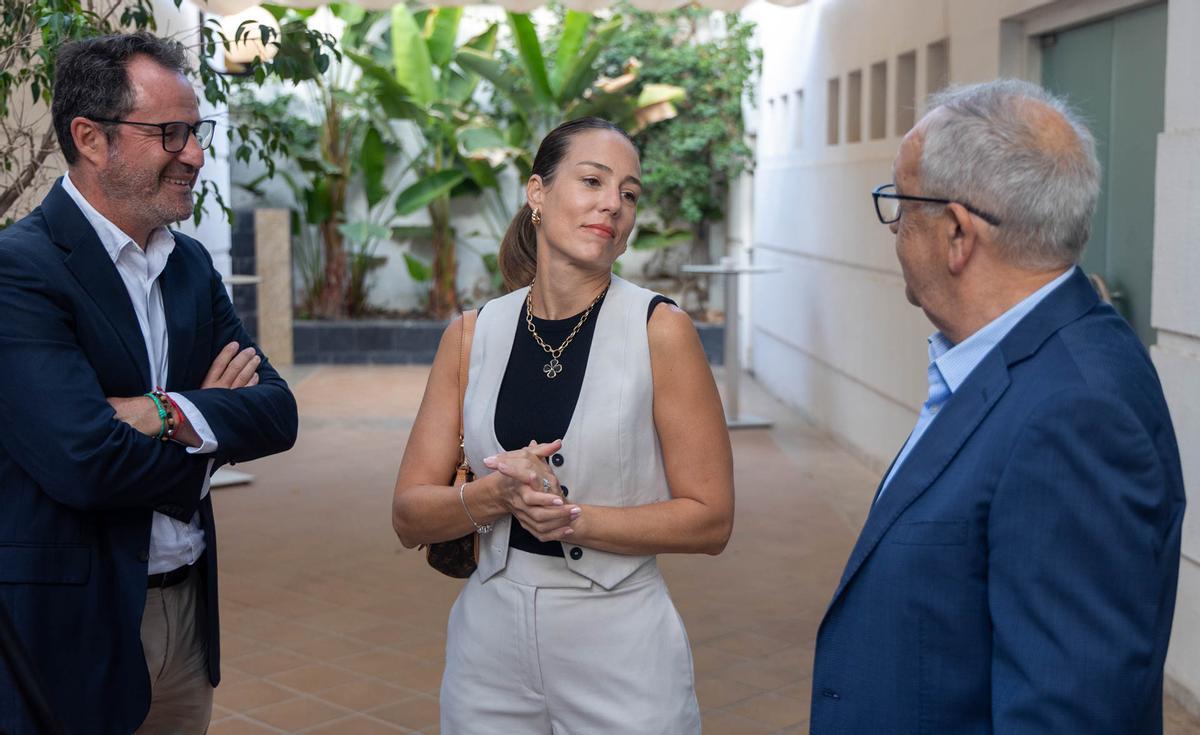 El edil de Urbanismo, Antonio Peral, la directora general de Planeamiento, Leticia Martín, y el profesor universitario Armando Ortuño analizan el futuro documento que aspira a cambiar el porvenir de la ciudad