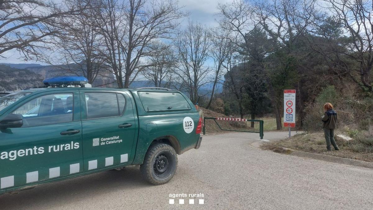 Un dispositivo de informadores, agentes rurales y mossos desquadra controla este sábado las entradas al pantano de Sau, en el primer día de acceso restringido para evitar que los visitantes puedan quedar atrapados en el barro que ha emergido durante la operación de vaciado del embalse