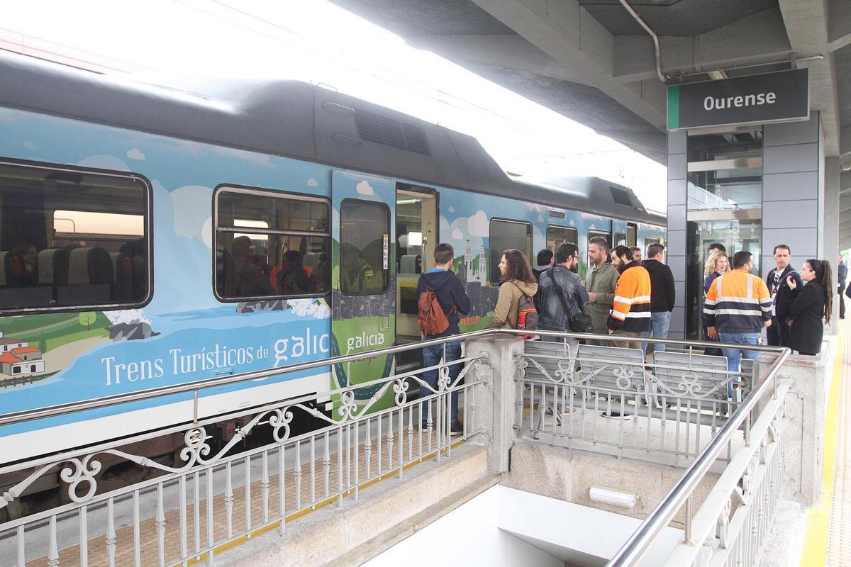 Uno de los trenes turísticos con salida en Ourense