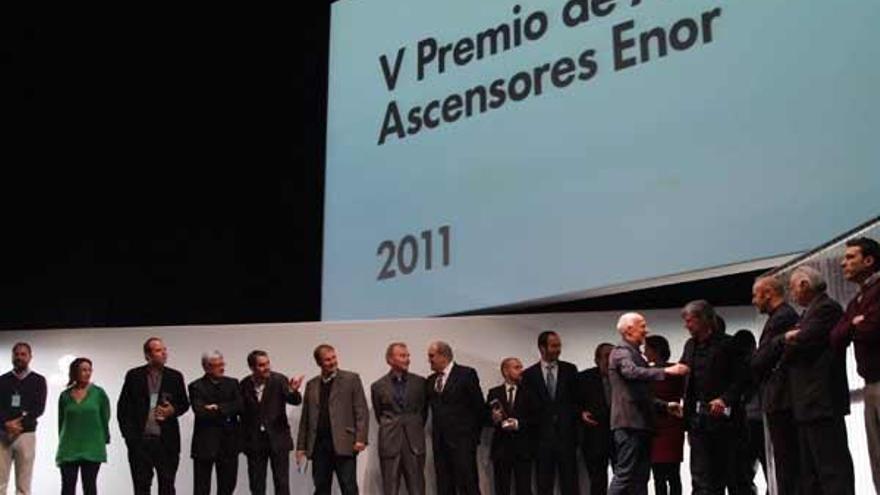 Los premiados, ayer, sobre el escenario del teatro Novacaixagalicia de Vigo.  // Jorge Santomé