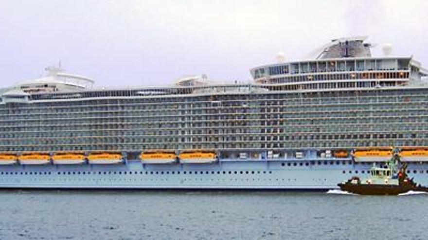 Die Allure of the Seas kommt samt Besatzungsmitgliedern auf rund 10.000 Passagiere.