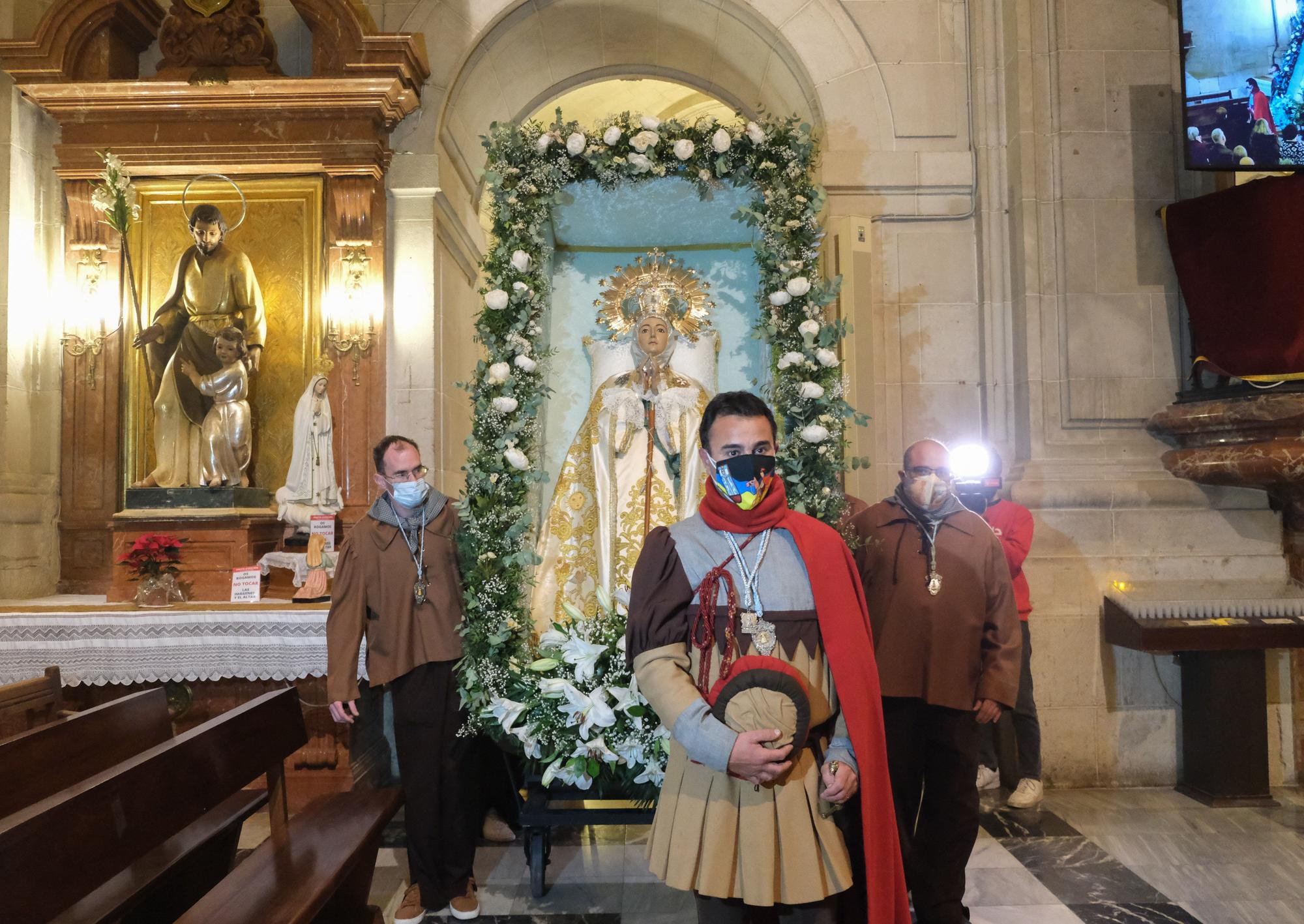 Encuentro íntimo con la Patrona. Los ilicitanos agasajan en Santa María a la Virgen confiados en recuperar en 2022 todo el esplendor de las fiestas de la Venida