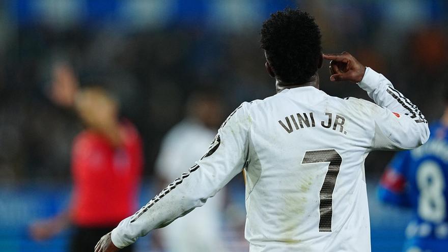 Vinicius Junior reclama penalti ante el Alavés.