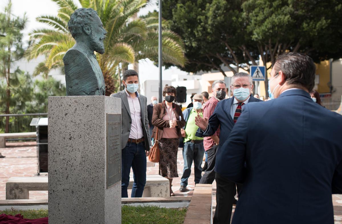 Colocación de un busto en Arona en homenaje a Antonio Domínguez Colocación de un busto en Arona en homenaje a Antonio Domínguez