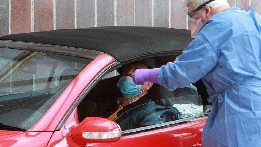 Recogida de una muestra en el punto instalado en el hospital de Ourense. // Iñaki Osorio