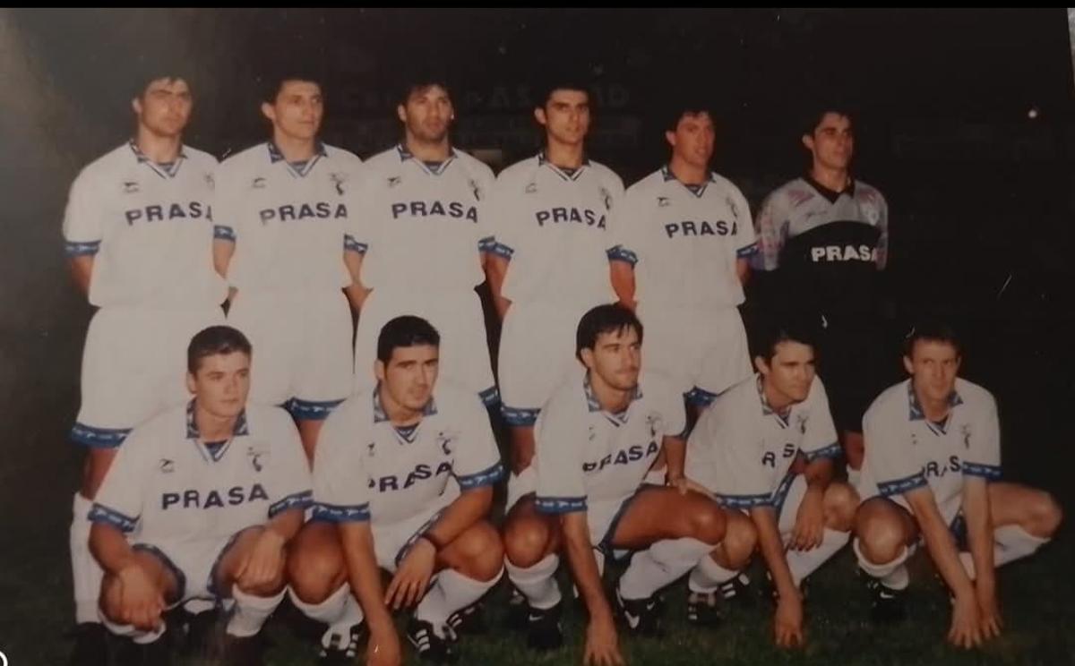 El rosinc, el segon de dalt per la dreta al costat del porter, durant l'etapa al Pozoblanco (95-96)