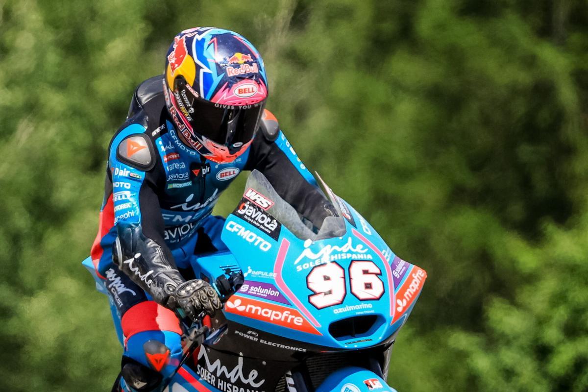 BRNO (Czech Republic), 20/06/2026.- Spanish Moto2 rider Daniel Holgado of CFMOTO Inde Apsar Team in action during the Qualifying Nr.2 session for the Motorcycling Grand Prix of the Czech Republic at Masaryk circuit in Brno, Czech Republic, 20 June 2026. (Motociclismo, República Checa) EFE/EPA/MARTIN DIVISEK
