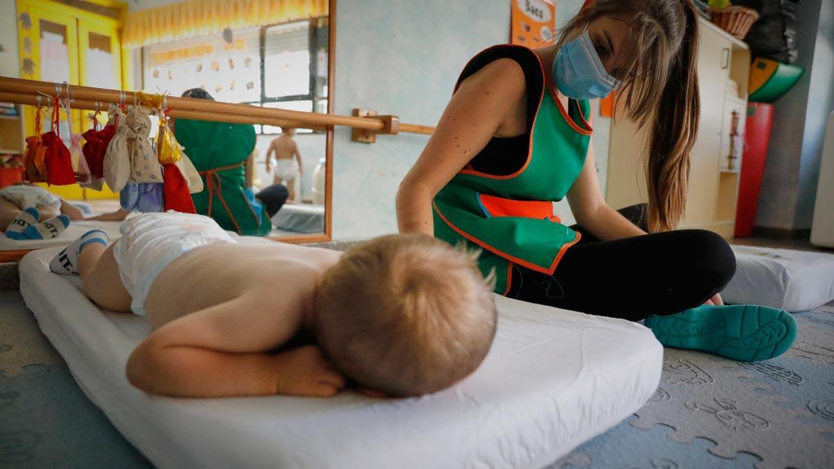 El Hospital Vall d’Hebron investiga el papel de los niños en la transmisión del coronavirus. En la foto, un niño descansa en una guardería de Arganda del Rey.