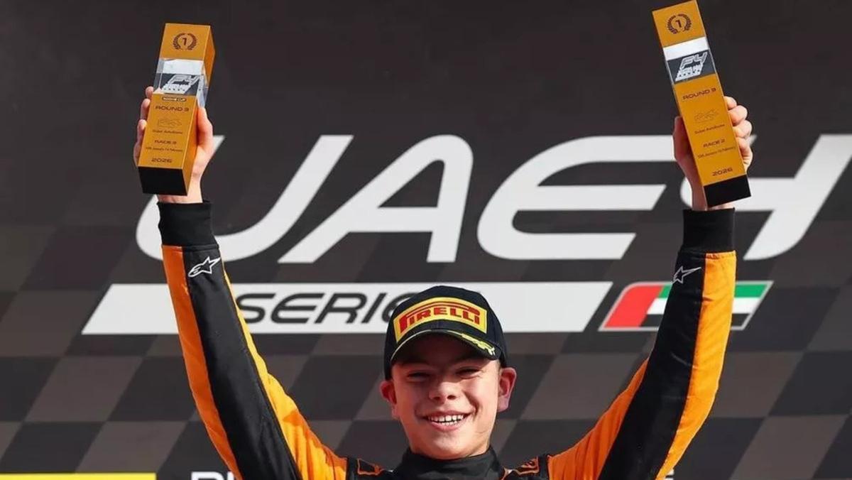 Christian Costoya posa con sus trofeos