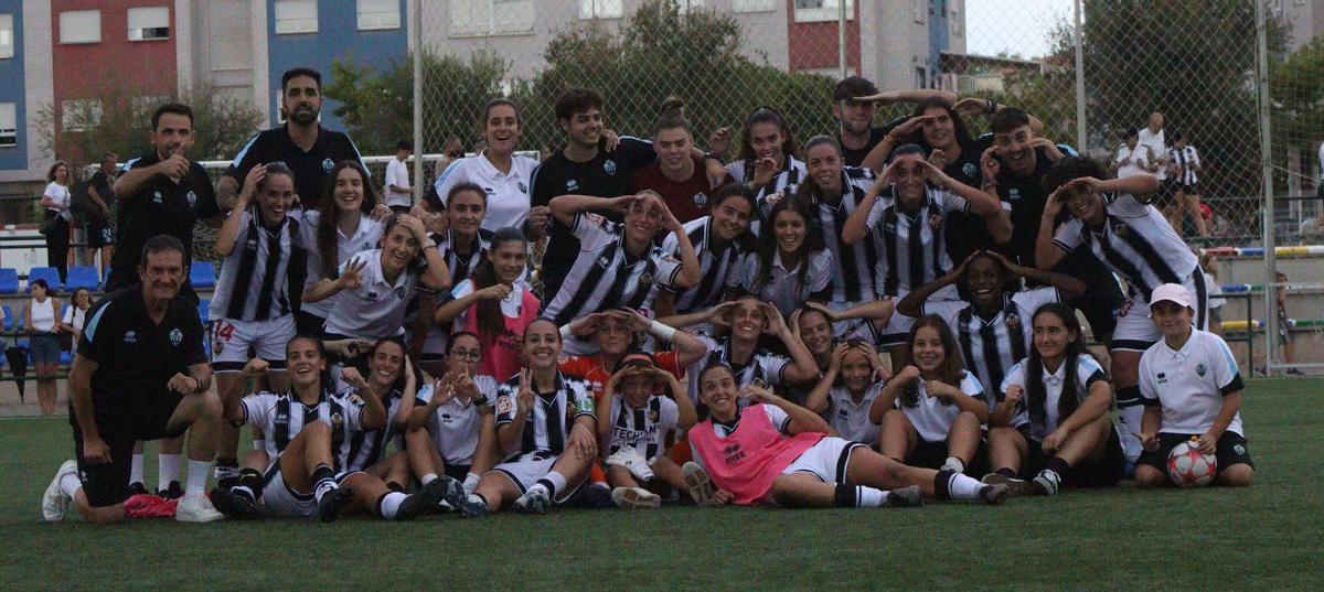 Jugadoras y cuerpo técnico celebran una victoria en Gaetà Huguet.