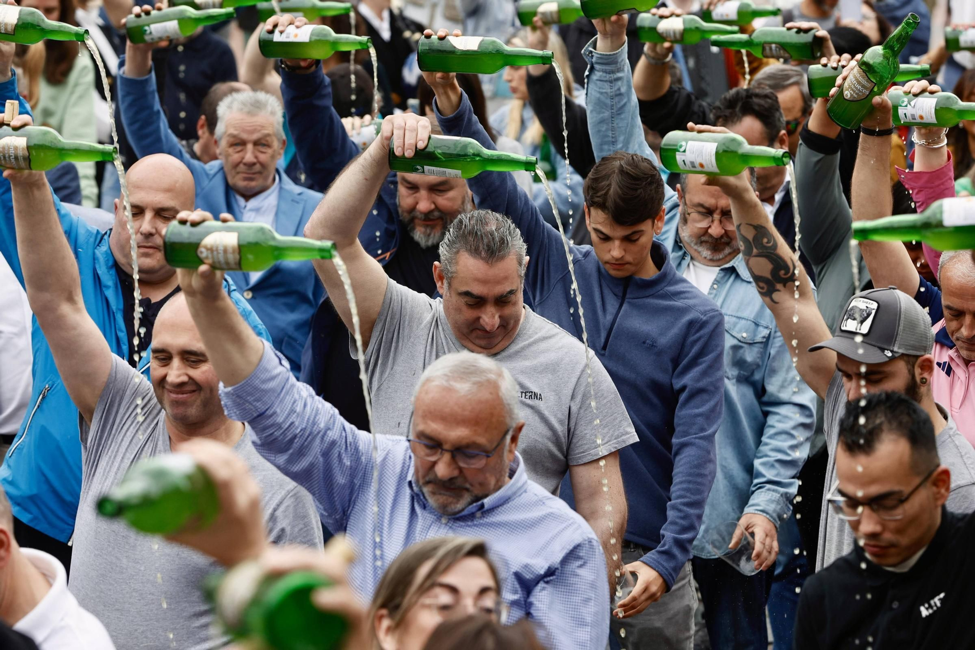 Cientos de brazos al aire junto a la Catedral de Oviedo para que la sidra sea patrimonio de la humanidad