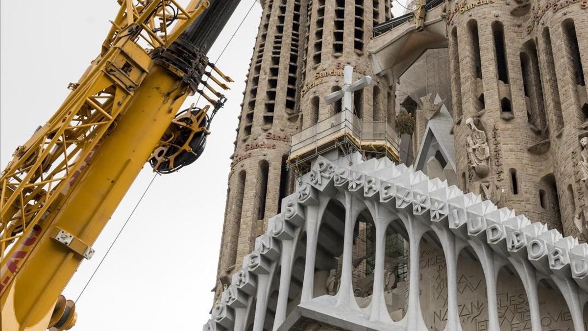 Colocación de la Creu Gloriosa en el pórtico de la Passió de la Sagrada Familia