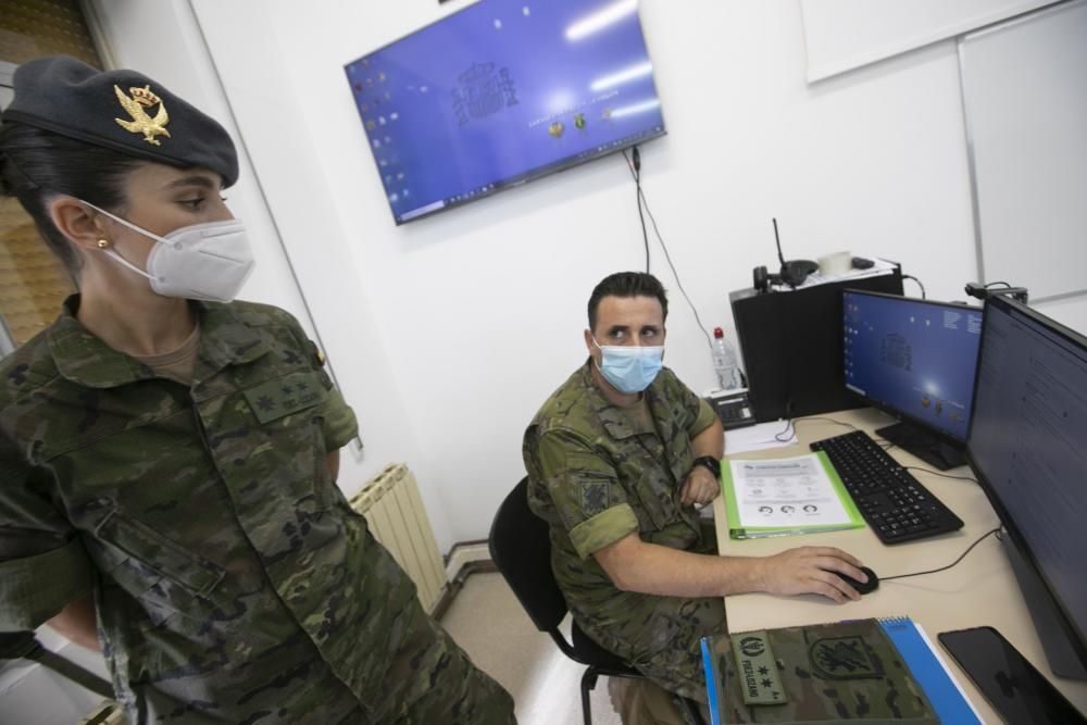 Así trabajan los rastreadores del Covid del ejército en el cuartel del Cabo Noval