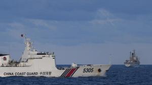 Buque de la guardia costera china junto a otro filipino en aguas disputadas por ambos países.