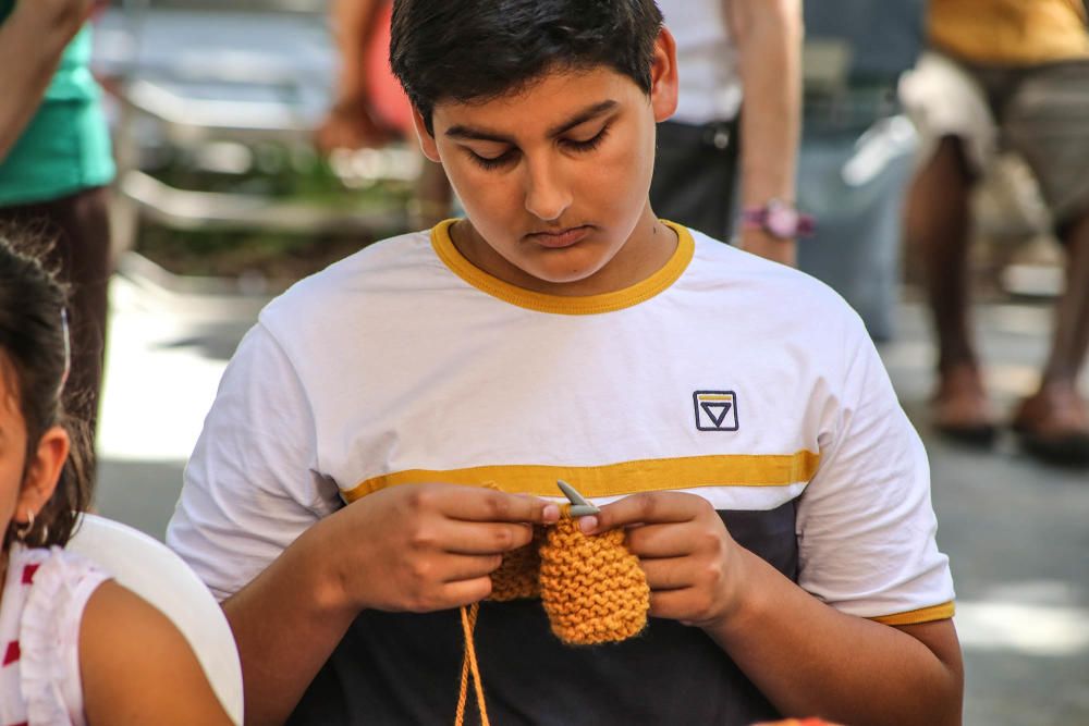 Un grupo de mujeres enseña en plena plaza de la Constitución de Almoradí las tradicionales labores de tejer y bordar para mantener la tradición