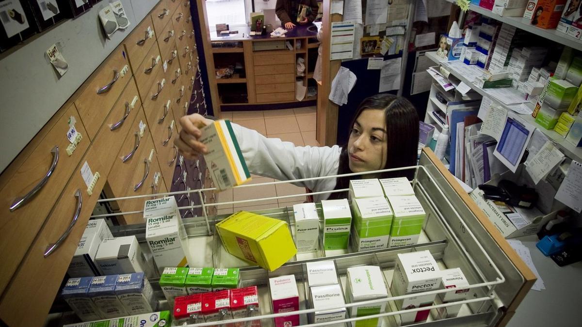 El servicio de farmacia de Vall d'Hebron añade frases de ánimo y pasatiempos en las medicinas que envía a domicilio a niños enfermos confinados