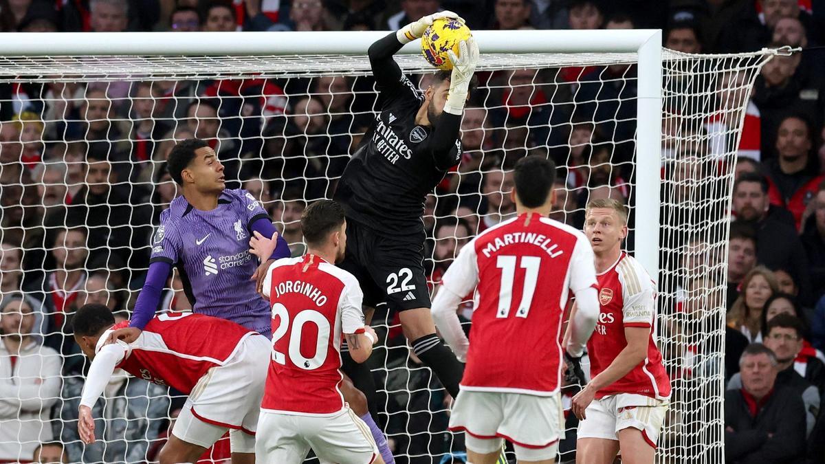 David Raya detiene el balón en un córner lanzado por el Liverpool este domingo.