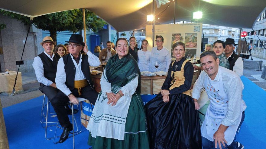 Membros da corporación local na Feira Tradicional dos Remedios.   | // D.P.