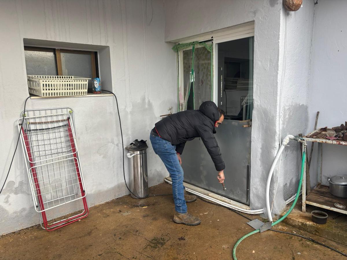 Nicolás Rodríguez Chaves sella una de las entradas de su casa en la pedanía de Valdebótoa (Badajoz).