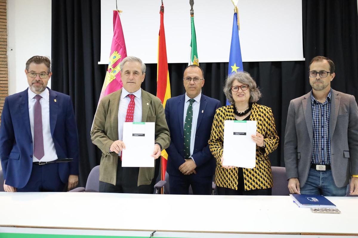 Firma del acuerdo entre Extremadura y Castilla-La Mancha.