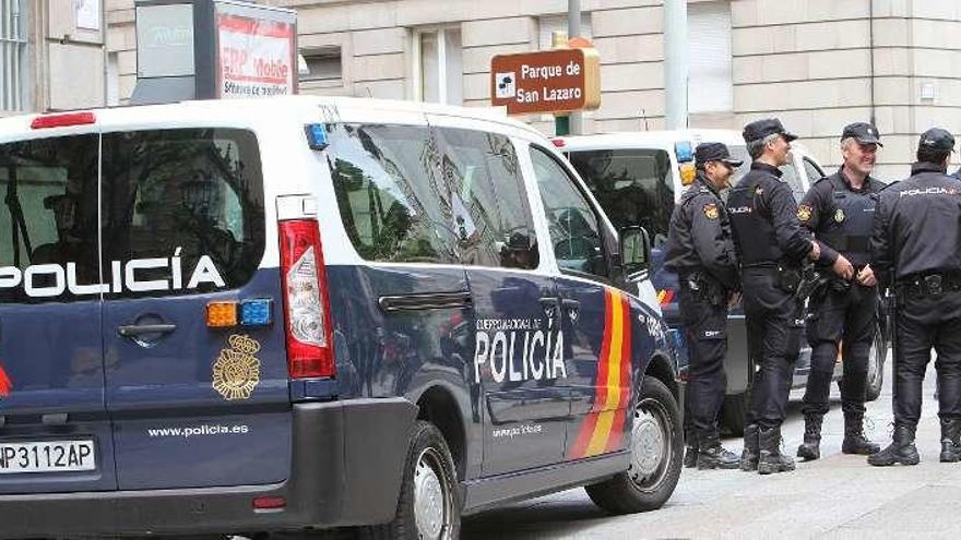 Agentes de la Policía Nacional, en Ourense. // Iñaki Osorio
